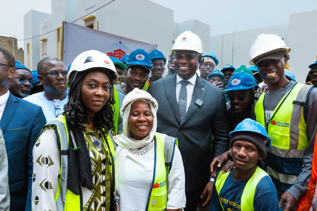muctat_sn's tweet photo. Le Ministre de l’urbanisme, des collectivités territoriales et de l’aménagement des territoires M. Moussa Bala Fofana s’est rendu à Saint-Louis ce samedi 09 mai 2026 pour :
✅ La remise des clefs des logements sociaux aux ayants droit
✅ L’inauguration du poste de santé
✅ L’ouverture du marché moderne et des équipements socioculturels à Djougop, réalisés dans le cadre du Projet de Relèvement d’Urgence et de Résilience (SERRP) piloté par l’Agence de Développement Municipal (ADM).

Depuis plusieurs années, la Langue de Barbarie subit les effets de l’érosion côtière, de la montée des eaux et de la vulnérabilité environnementale. Face à cette situation, l’État du Sénégal a choisi l’anticipation, la résilience et la solidarité.

Les  logements sociaux remis aux ayants droit se répartissent en trois catégories : RDC, RDC+1 et RDC+2.
Au total, 436 villas seront construites :
* 257 villas de type RDC
* 135 villas de type R+1
* 44 villas de type R+2
    À ce jour, 307 logements ont déjà été livrés, soit un taux d’exécution de 70 %.

Le Poste de santé et la maternité multifonctionnelle construit sur 1 700 m² améliore considérablement l’accès aux soins pour les populations locales.

Le Marché moderne Implanté sur 8 000 m², comprend :
* 12 boutiques
* 28 cantines
* plusieurs espaces et commodités pour les activités commerciales

Notre responsabilité est claire : remettre de l’ordre, restructurer les mécanismes de mise en œuvre, renforcer la gouvernance des projets et réorienter l’action publique vers les priorités réelles des populations.

Ainsi, nous  avons fait le choix d’une gestion responsable, fondée sur l’efficacité, la transparence et les résultats, au service du bien-être des Sénégalais.