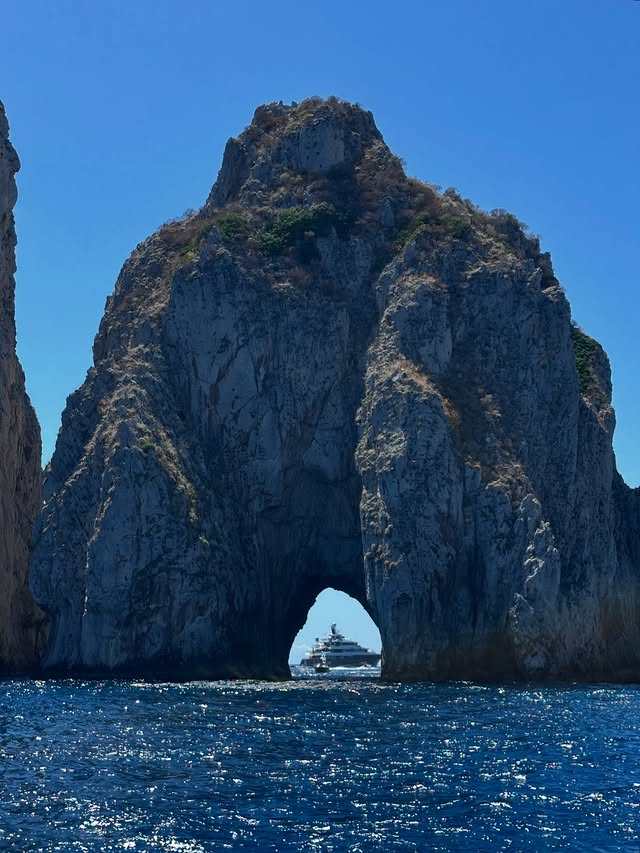 viccceleste's tweet photo. This is probably the best weekend feeling: sunshine, sea breeze, yachts, and that vast blue sea that instantly soothes you. 🌊 https://t.co/krtQErJlha