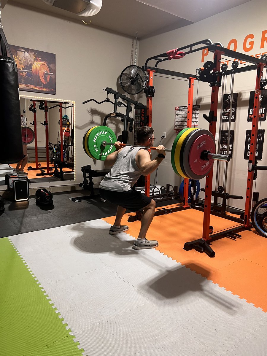 manwichmuncher's tweet photo. Birthday PR on squats at 225. Can’t stop won’t stop 🤙🏼🤙🏼 https://t.co/wrfBbUWFRC