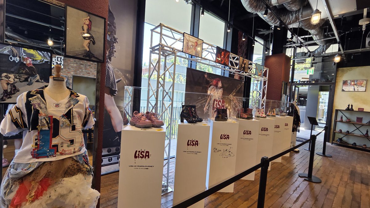LiSA_colosuke's tweet photo. 今日が最終日だったから娘と原宿めぐり
#ドクターマーチン 
#LiSA展 
#ROYreflectoverjoy ポップアップストア
ステキな空間ねりねりありがとう
昨日の舞台挨拶、今日の原宿めぐり、充実した週末でした
#LiSA
#LiSAPRiSM #LiSA15th https://t.co/AXJho4HUDf