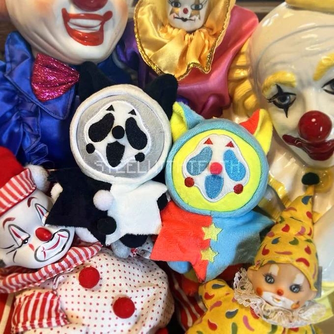 CLOWN GHOSTCATS ARE NOW LIVE! Preorders will be open until May 31st, so there's plenty of time to get a silly little guy! 🤡🖤💛  All preorders will come with a 3.5" sticker designed by the lovely @CoeyKuhn 

There are also a discount bundle option available!
🔗⬇️ 