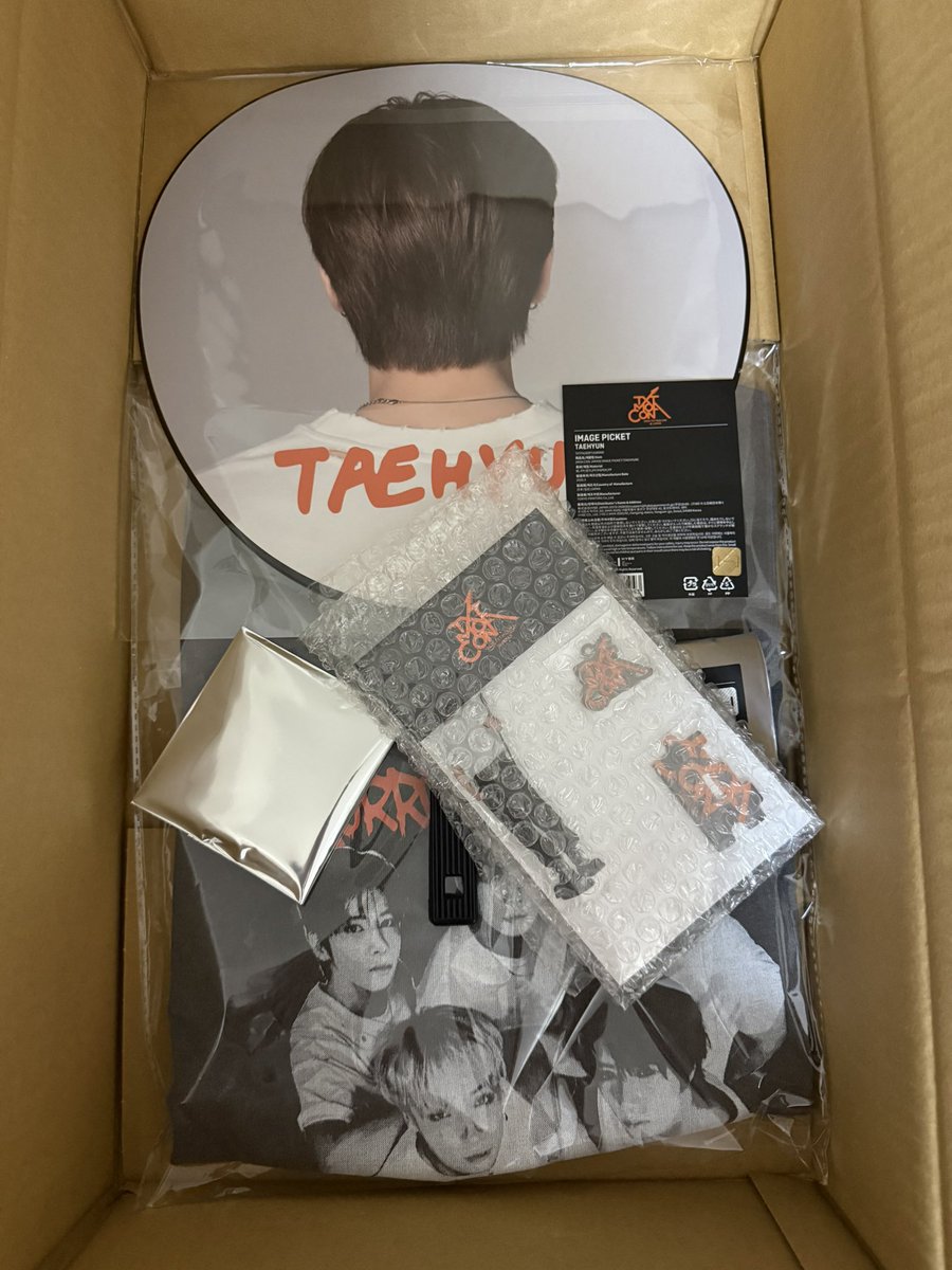 ミーグリから無事帰還🥹
留守の間にグッズ届いてた❣️
開けたら推しの愛おしい後頭部
可愛い🥰🥰🥰