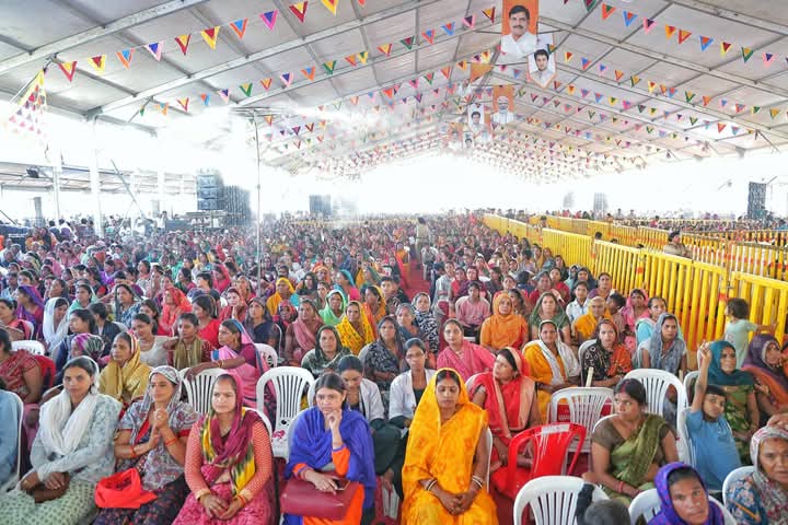 उद्योगों की स्थापना और युवाओं के लिए रोजगार हमारी प्राथमिकता...

मध्यप्रदेश के लोकप्रिय मुख्यमंत्री श्री <a href="/DrMohanYadav51/">Dr Mohan Yadav</a> जी ने माननीय केंद्रीय मंत्री श्री <a href="/JM_Scindia/">Jyotiraditya M. Scindia</a> जी के साथ जिला गुना में अंबुजा सीमेंट फैक्ट्री के शिलान्यास सहित ₹1,189 करोड़ लागत के विभिन्न विकास कार्यों का