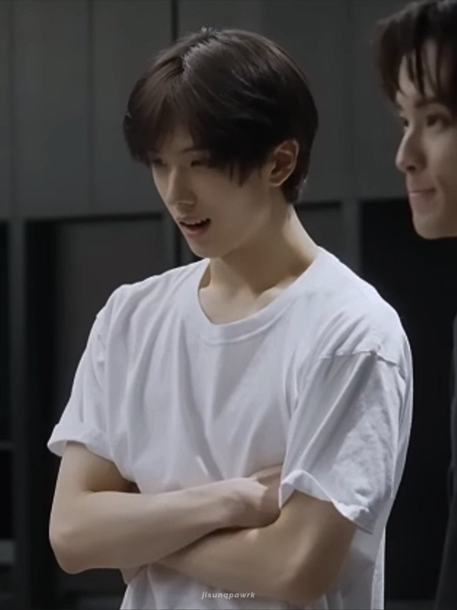 the sluttiest thing a man (park jisung) can wear is a plain white tshirt. it would knock out millions of fangirls