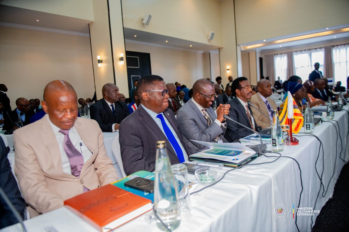 julienpalukucom's tweet photo. RDC-Ouganda : Un Tournant Stratégique pour la Prospérité Régionale
Kampala, dimanche 10-05-2026

​Débutée le 8 mai 2026, la 9ème session de la Grande Commission Mixte RDC-Ouganda a atteint son point d'orgue ce dimanche 10 mai avec la réunion ministérielle. Cette étape cruciale balise la voie au Sommet imminent entre les présidents Félix-Antoine Tshisekedi et Yoweri Kaguta Museveni.
​L'essentiel des discussions ce jour:
●​Une Coopération de Haut Niveau : L'ambition est claire : transformer la relation de voisinage en un partenariat stratégique capable de stabiliser durablement la région.
●​Engagement Présidentiel : La densité des délégations reflète la ferme volonté des deux chefs d'État de passer des discours aux actes.
●​Triple Priorité : Les  accords qui seront signés devant les Chefs d'État, se concentrent sur 3 leviers de puissance dans les domaines de l'économie et commerce, de la Sécurité et des Infrastructures 
●​L'enjeu : Accélérer l'intégration économique pour garantir une prospérité partagée et une paix durable entre les deux nations. @fatshi13 @SuminwaJudith @Presidence_RDC @PrimatureRDC @MinComex_RDC