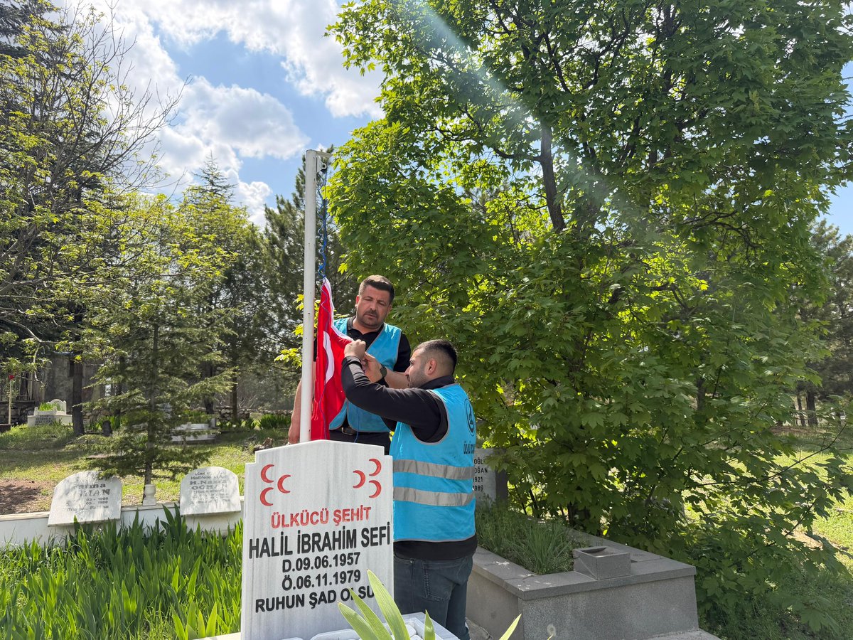 turgaysengonul's tweet photo. 📍DOĞANŞEHİR 

“ ŞEHİDE VEFA-HATIRASINA SAYGI”

Ülkü Ocakları Malatya İl Başkanlığı olarak başlatmış olduğumuz “Şehide Vefa-Hatırasına Saygı” projemiz kapsamında Doğanşehir İlçemizde kabirleri bulunan Ülkücü Şehitlerimiz Halil İbrahim Sefi, Cengiz Baktemur, Bahattin Kaya, Mehmet Durak ve Adnan Çiftçioğlu ağabeylerimizin kabirlerinin bakım, onarım ve temizliği yapılıp bayrakları değiştirildi. 

Cenab-ı Allah kabul eylesin ve şehitlerimizin yolundan bizleri ayırmasın.