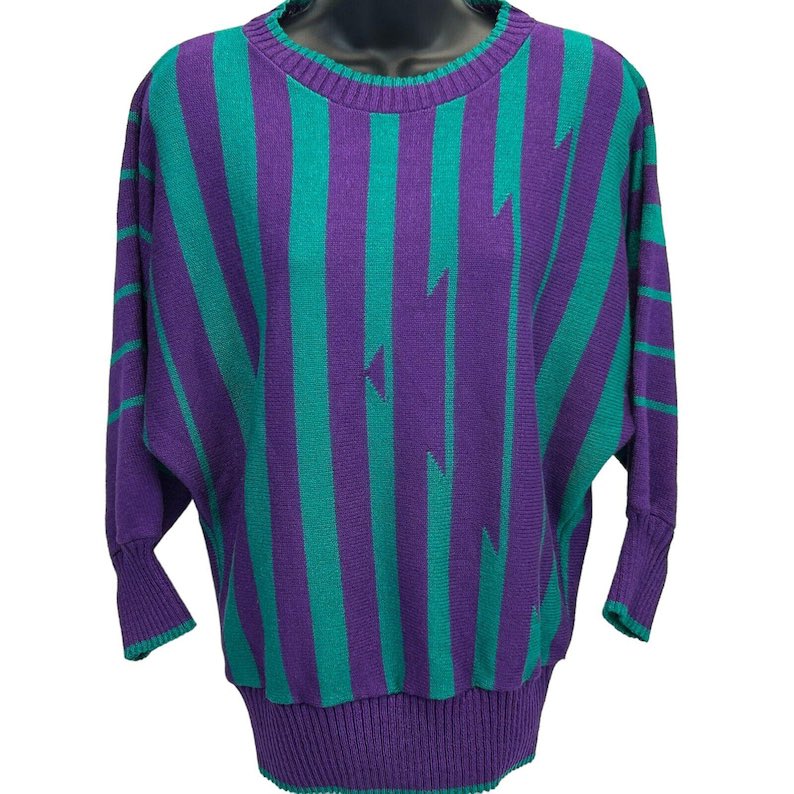 magic_behel's tweet photo. @SchnockRevue Les pulls chauve souris violet et vert : so 80’ https://t.co/w01ck54kXO