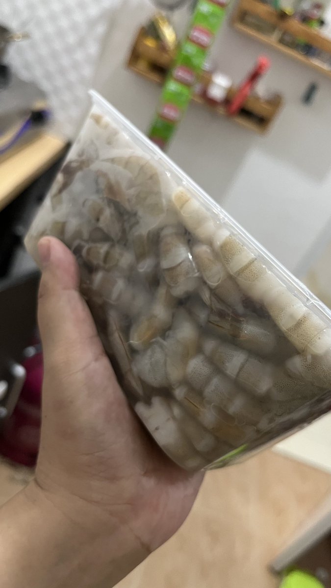 auliarks's tweet photo. Aku merasa ngisinya udah penuh. Tapi kata abangnya "Masih gampang ditutup ini Bu! Penuhin lagi mumpung ada. 5-6 ekor lagi masih bisa"😆 https://t.co/hnjPswAvuC
