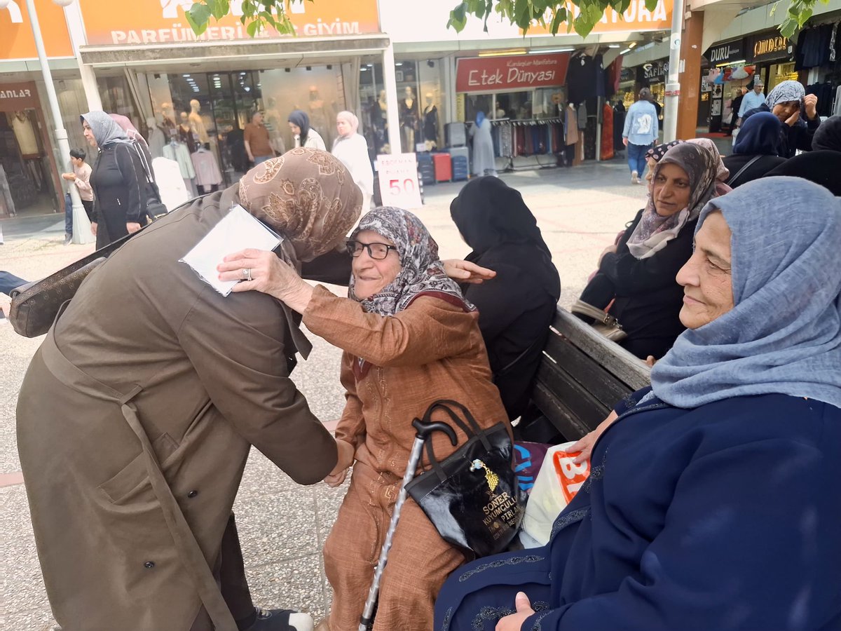 akkadininegl's tweet photo. Kadın Kolları Başkanımız Suna Dardağan Demir ve yönetim kurulu üyelerimizle Çarşı meydanında kurduğumuz standımızda annelerimizle birlikte olduk, 

Başımızın tacı olan tüm annelerimizin anneler günü kutlu olsun🌹

#akkadıni̇negöl 
#inegöl https://t.co/MeovQOOA1M