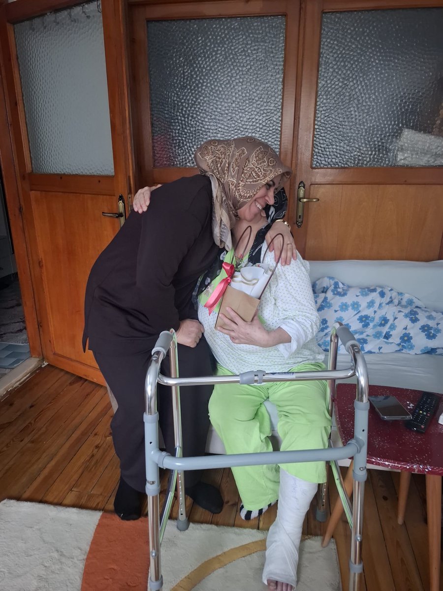 akkadininegl's tweet photo. Kadın Kolları Başkanımız Suna Dardağan Demir ve yönetim kurulu üyelerimizle Çarşı meydanında kurduğumuz standımızda annelerimizle birlikte olduk, 

Başımızın tacı olan tüm annelerimizin anneler günü kutlu olsun🌹

#akkadıni̇negöl 
#inegöl https://t.co/MeovQOOA1M