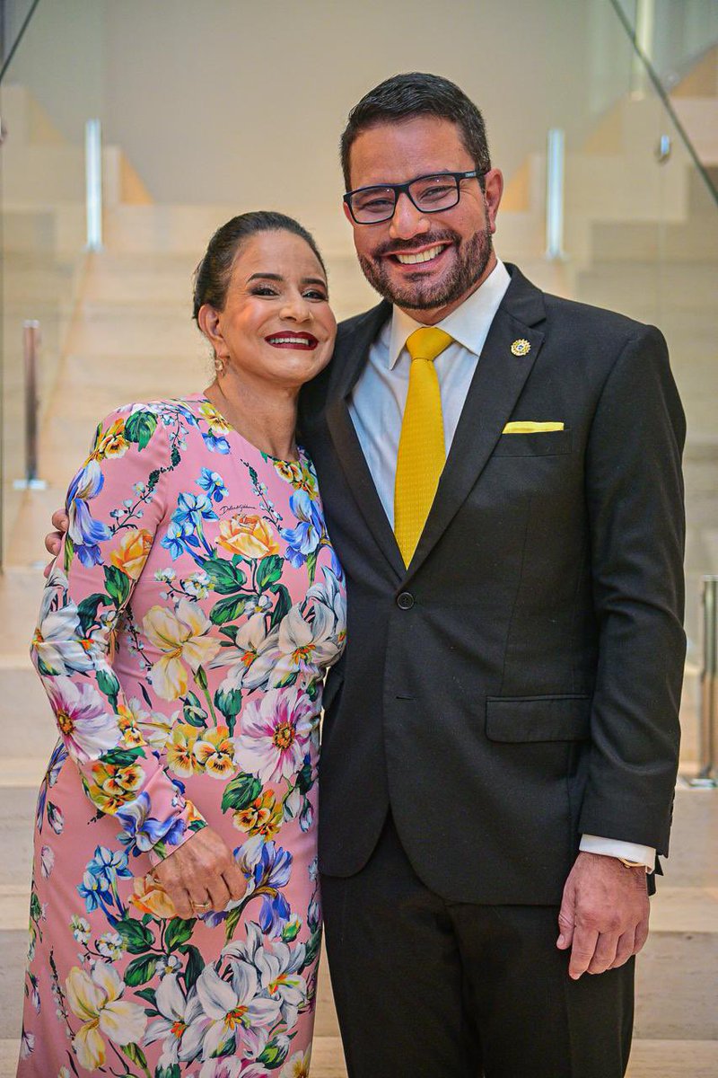 GladsonCameli's tweet photo. Nesta data tão especial, envio o meu carinho, meu abraço e minha gratidão a todas as mães que são o alicerce em nossas vidas, especialmente para minha mãe, Linda Cameli, essa mulher amiga, protetora, que eu tanto amo. Feliz Dia das Mães! 💐💙👏 https://t.co/fjbqyXoPmz