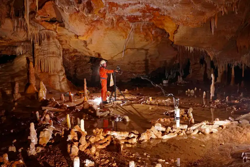 NarudaaArnaud's tweet photo. Ce n'est pas "le genou de Claire" 😊... Mais une empreinte de genou dans l’argile vieille d'environ 175 000 ans pourrait bien être celle d'un des constructeurs néandertaliens du cercle de stalagmites de la grotte de Bruniquel (sud-ouest de la France). https://t.co/nFCHfMLEOx