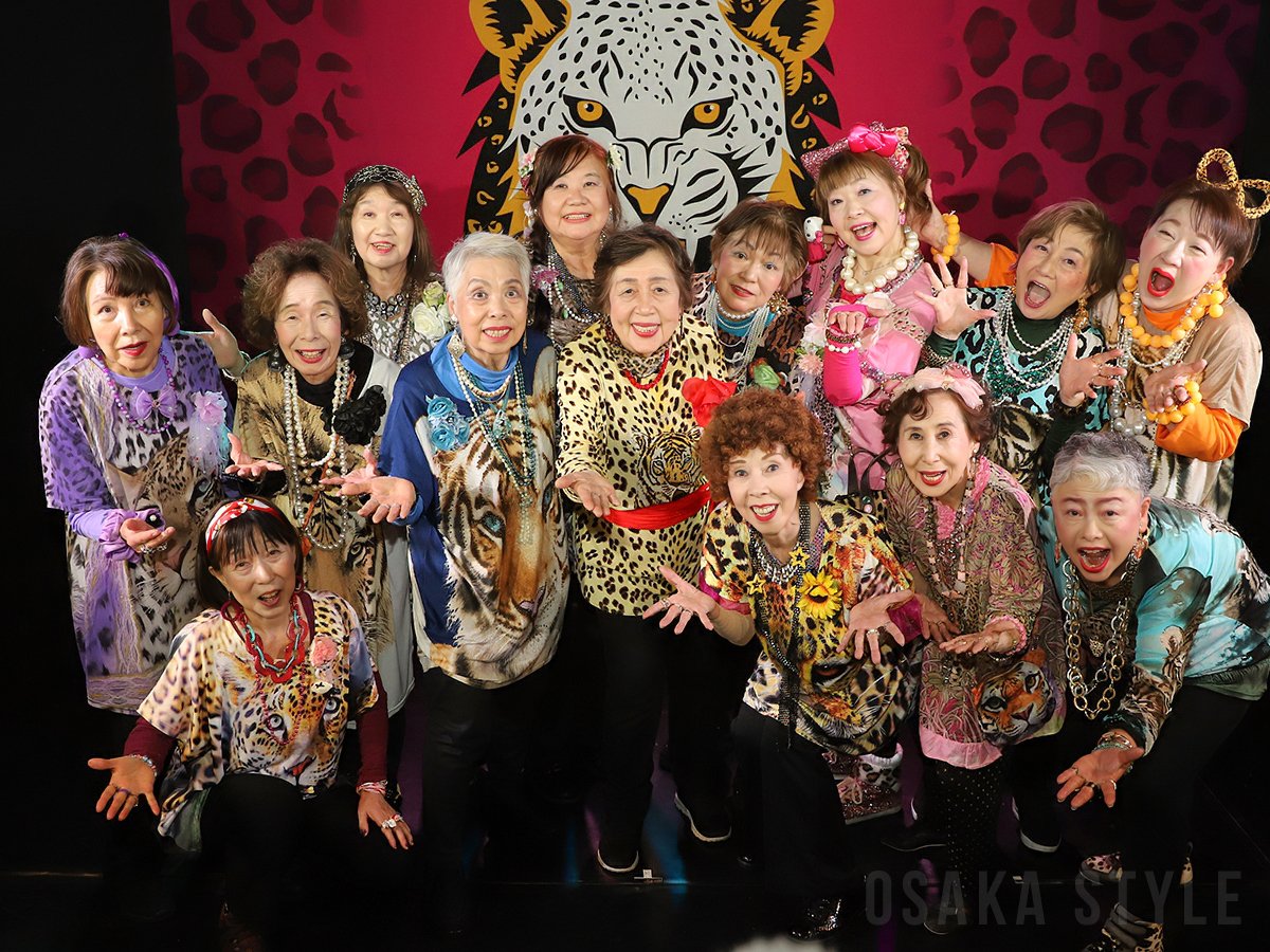 osakastyleNews's tweet photo. 大阪の“絡んでくるアイドル”「オバチャーン」　15周年記念ライブで重大発表 
https://t.co/0ep81hiWnL

動画 https://t.co/eUbuiHVyIo

#オバチャーン #絡んでくるアイドル https://t.co/tSDQHFmu26