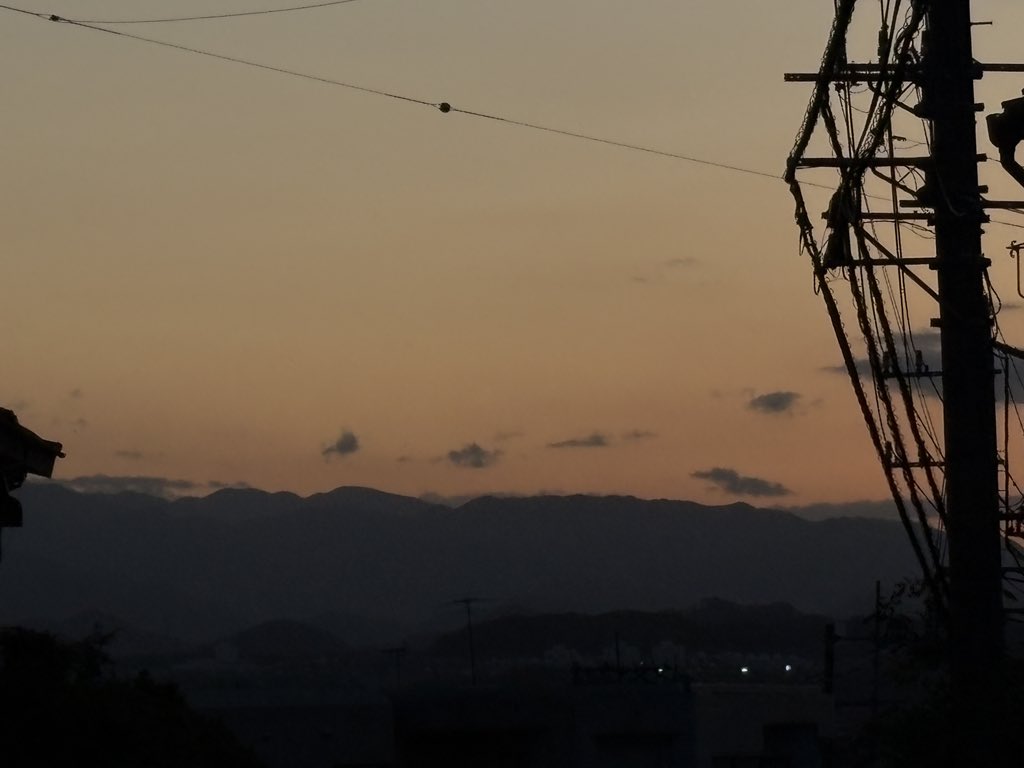 R_makes_rb's tweet photo. 今日は体調がいまいちだったので、登山は中止して大人しくお昼寝してから、夕方に2時間歩いた。車で15分ほどのところに、いい感じのウォーキングコースを見つけられて嬉しい。遠くに秩父の山々が見えてとても良い。4枚目は、運動後に水分と塩分を補給したときの一枚。 https://t.co/m7ZDm6v8MK