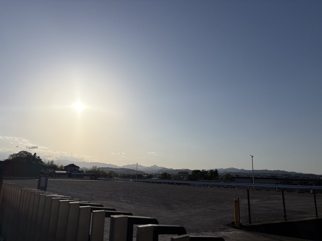 R_makes_rb's tweet photo. 今日は体調がいまいちだったので、登山は中止して大人しくお昼寝してから、夕方に2時間歩いた。車で15分ほどのところに、いい感じのウォーキングコースを見つけられて嬉しい。遠くに秩父の山々が見えてとても良い。4枚目は、運動後に水分と塩分を補給したときの一枚。 https://t.co/m7ZDm6v8MK