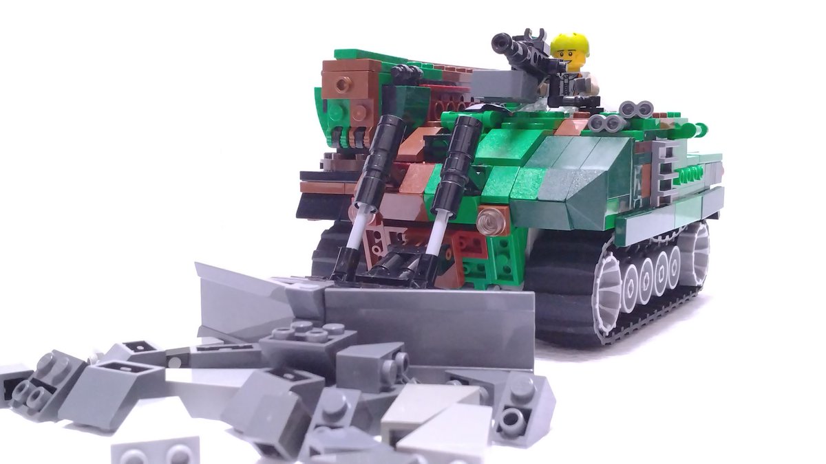 svk0v's tweet photo. ペスニャ戦闘工兵車はバルベルデ陸軍にとって初の純粋な工兵戦闘車として機甲部隊でも重宝がられた。
コレまでろくな装甲戦力がなかった工兵部隊の能力は飛躍的に向上することとなった。
一方で、現時点では対地雷装備が盛り込まれておらず追加装備の開発が急務と見られている。
#ミリレゴ https://t.co/RqFKlumW5L