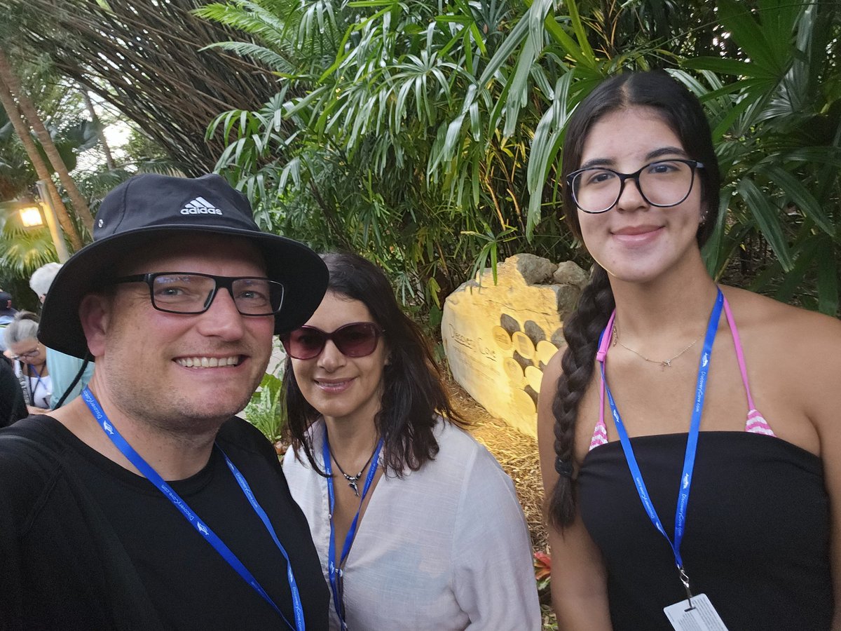 VacationeersPodcast tweet media