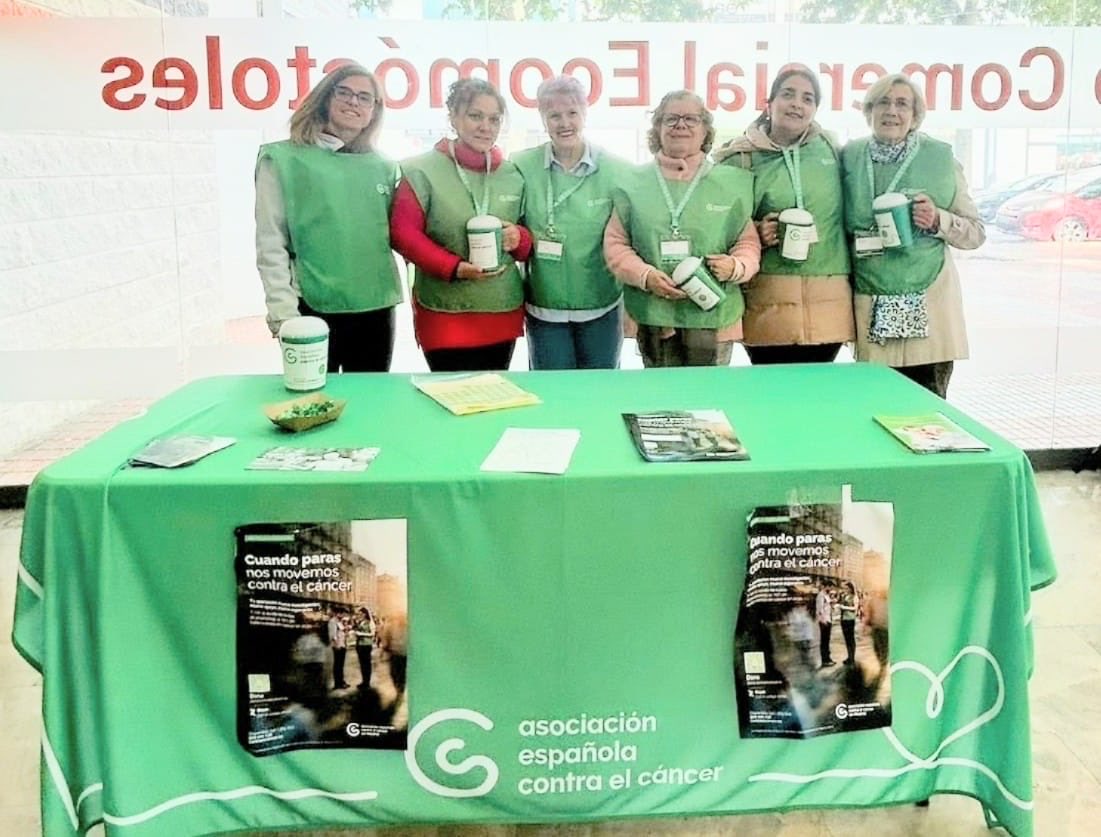 LALOMAMOSTOLES's tweet photo. Hay días que te recuerdan lo importante que es ayudar, por la tarde también se salió a la calle para aportar nuestro granito de arena en la cuestación solidaria a favor de la lucha contra el cáncer.  
Gracias a todos, porque juntos hacemos más fuerza, y toda ayuda cuenta. 💚💙 https://t.co/GlenQPu6kN