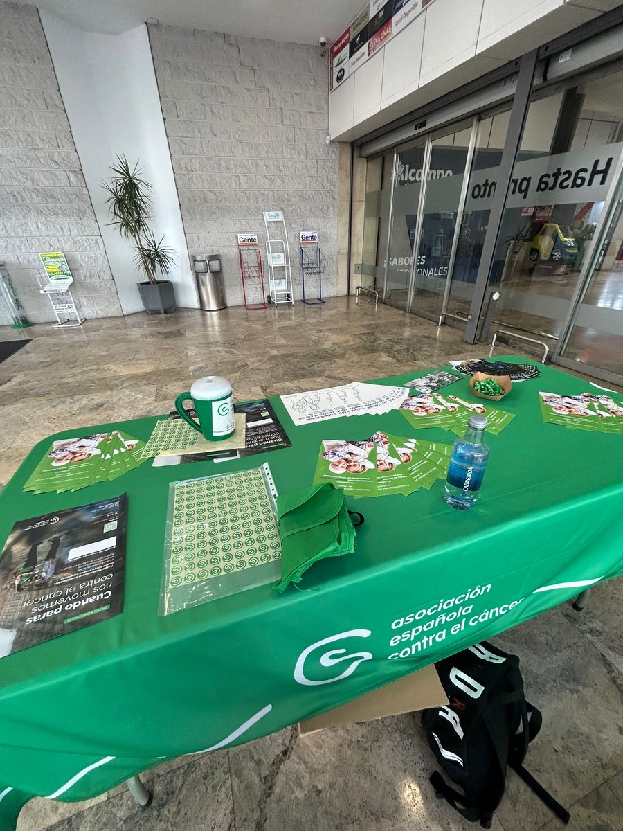 LALOMAMOSTOLES's tweet photo. Hay días que te recuerdan lo importante que es ayudar, por la tarde también se salió a la calle para aportar nuestro granito de arena en la cuestación solidaria a favor de la lucha contra el cáncer.  
Gracias a todos, porque juntos hacemos más fuerza, y toda ayuda cuenta. 💚💙 https://t.co/GlenQPu6kN