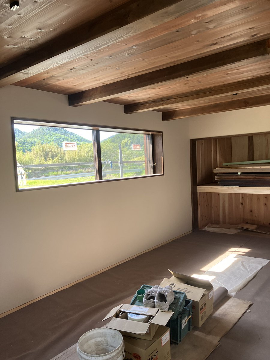 _LEO_CRAFT_'s tweet photo. 工房・店舗兼自宅の再建
工事もいよいよ最終段階に入ってきてます。

工房は大方出来上がり、
自宅のキッチンカウンターや据��付けの棚、建具なども出来てきてます。

大工さんや設計士さんと相談しながら、
様々な工夫とアイデアが形になってきました。

いよいよ来月6月には引っ越し予定です！ https://t.co/mMNUmB8kNe