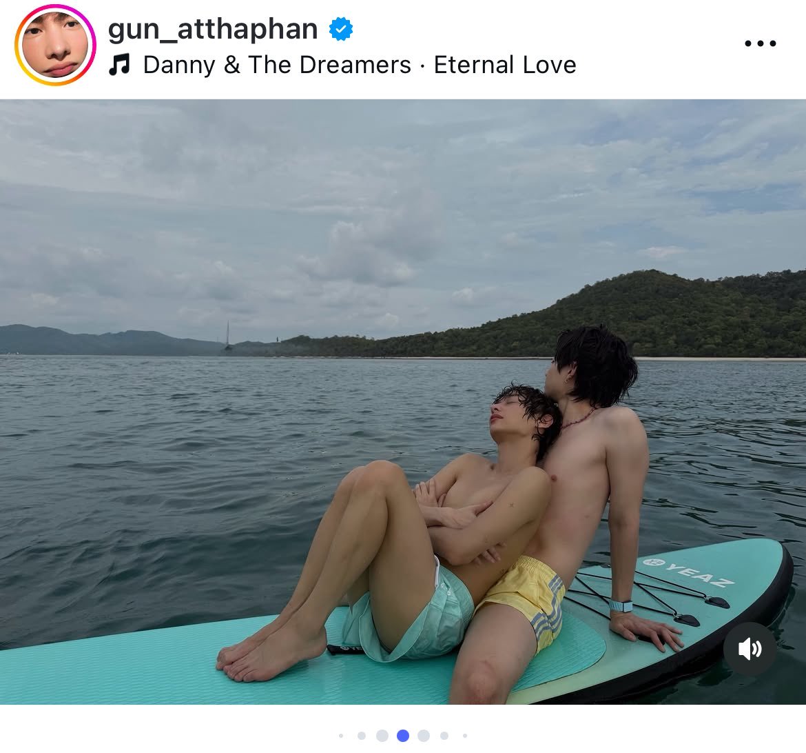 iambabiimaria's tweet photo. they're not playing any fan service anymore, I SWEAR!!!!! it's more like they're just themselves!!!!! 😭😭😭😭 https://t.co/SDHvkLzEOF