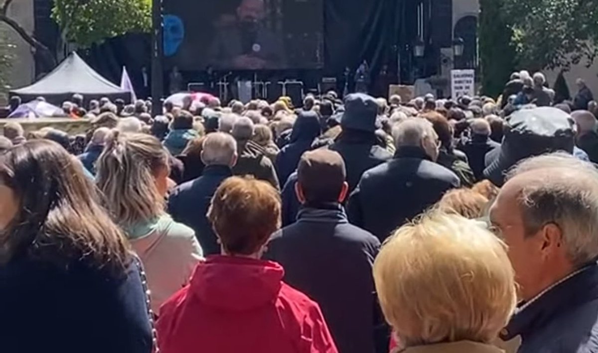 CastellanoForo's tweet photo. Un millar de personas se concentran en Salamanca convocadas por las instituciones contra el aislamiento ferroviario de la provincia. Los convocantes exigen más frecuencias con Madrid y Valladolid, la restitución de los trenes a Portugal y la reapertura de la ruta de la Plata. https://t.co/t32SdilEhI