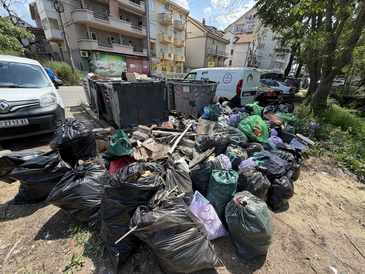 Sta radi pristojna Srbija danas (levo) a sta mi koji mrzimo svoju zemlju (desno) 👏