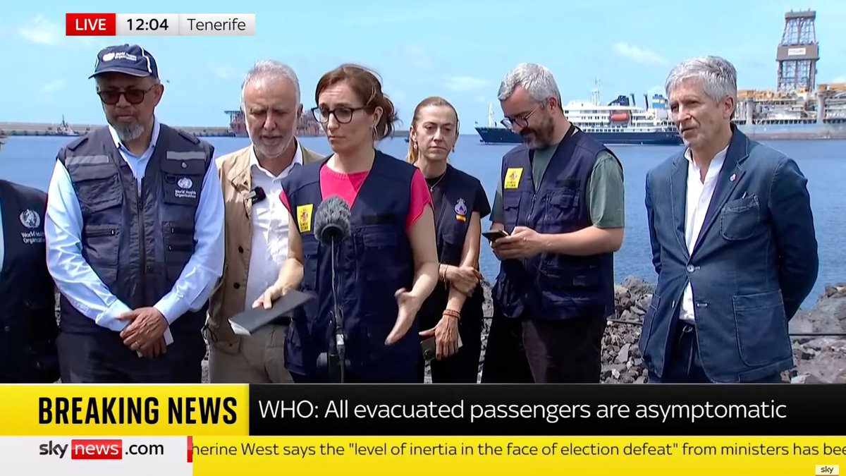 Mónica García respondiendo preguntas en inglés mientras lo retransmiten en la BBC y Sky, Feijóo debe estar confuso mirando ahora para la tele
