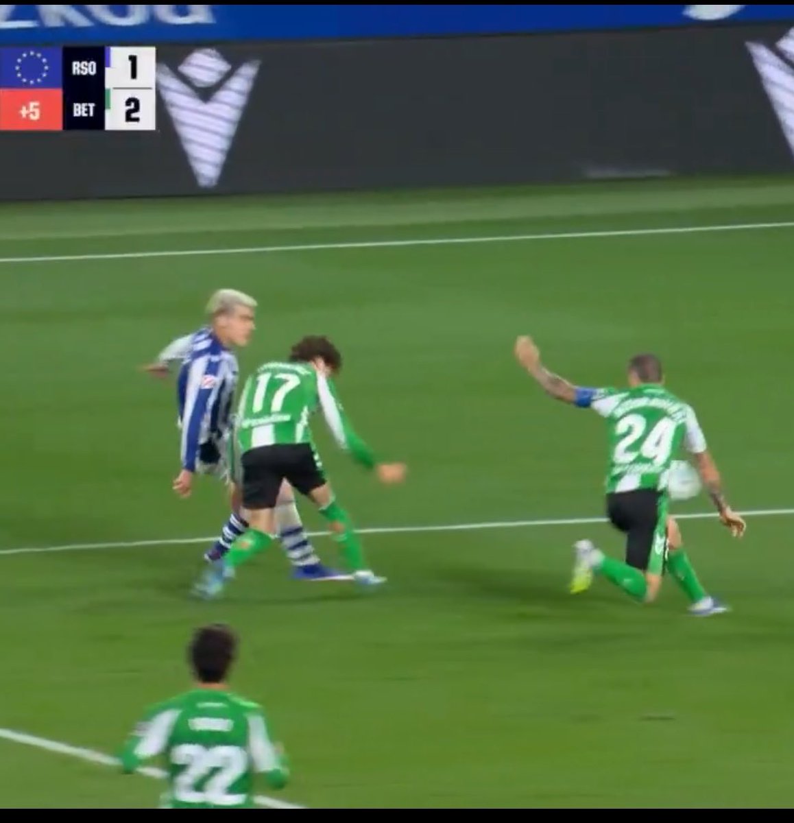 InformaBetisWeb's tweet photo. SI PENALTI // NO PENALTI

INCOMPRENSIBLE. La mano de Aitor Ruibal se encuentra en una posición NATURAL. 

#Betis #LaLiga #Champions https://t.co/xRGlSwWrrP