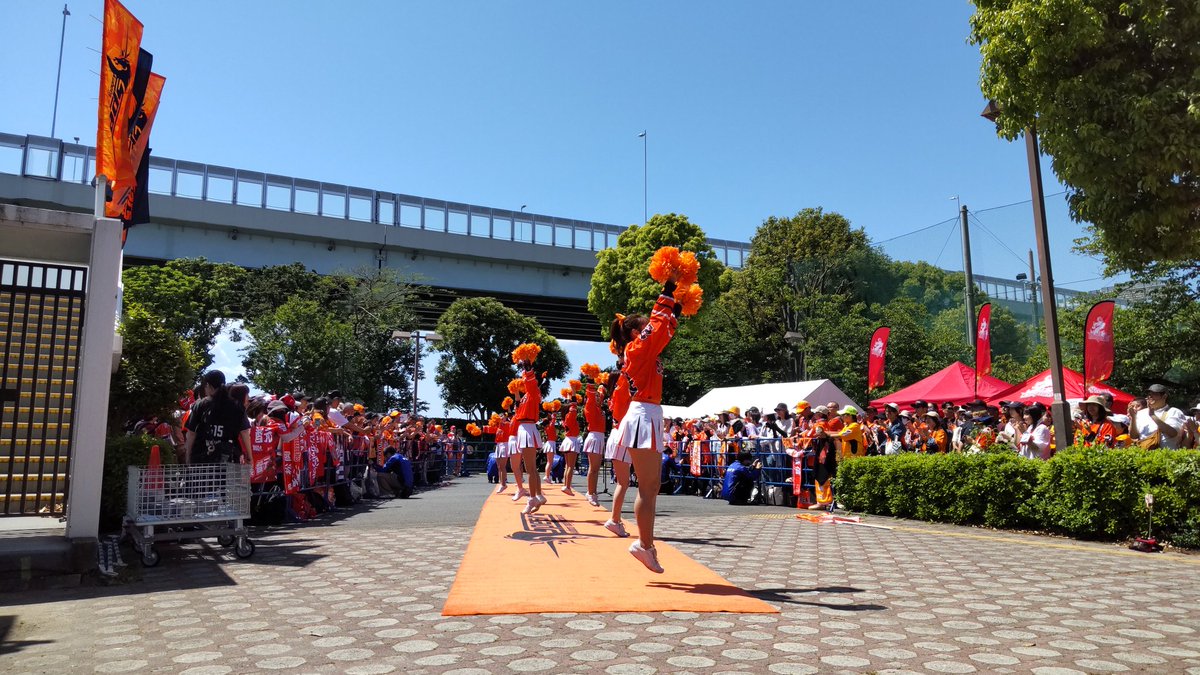 juntsukida's tweet photo. 今日は「えどりくフィールド」でラグビーリーグワンレギュラーシーズン最終戦、クボタスピアーズ船橋東京ベイ対コベルコ神戸スティーラーズの激突でした。スティーラーズが勝ち1位通過でプレーオフへ！スピアーズは3位でプレーオフへ進出。今日のスポンサーさんからオレンジをプレスにもプレゼント！ https://t.co/ZVl4oWEUkq