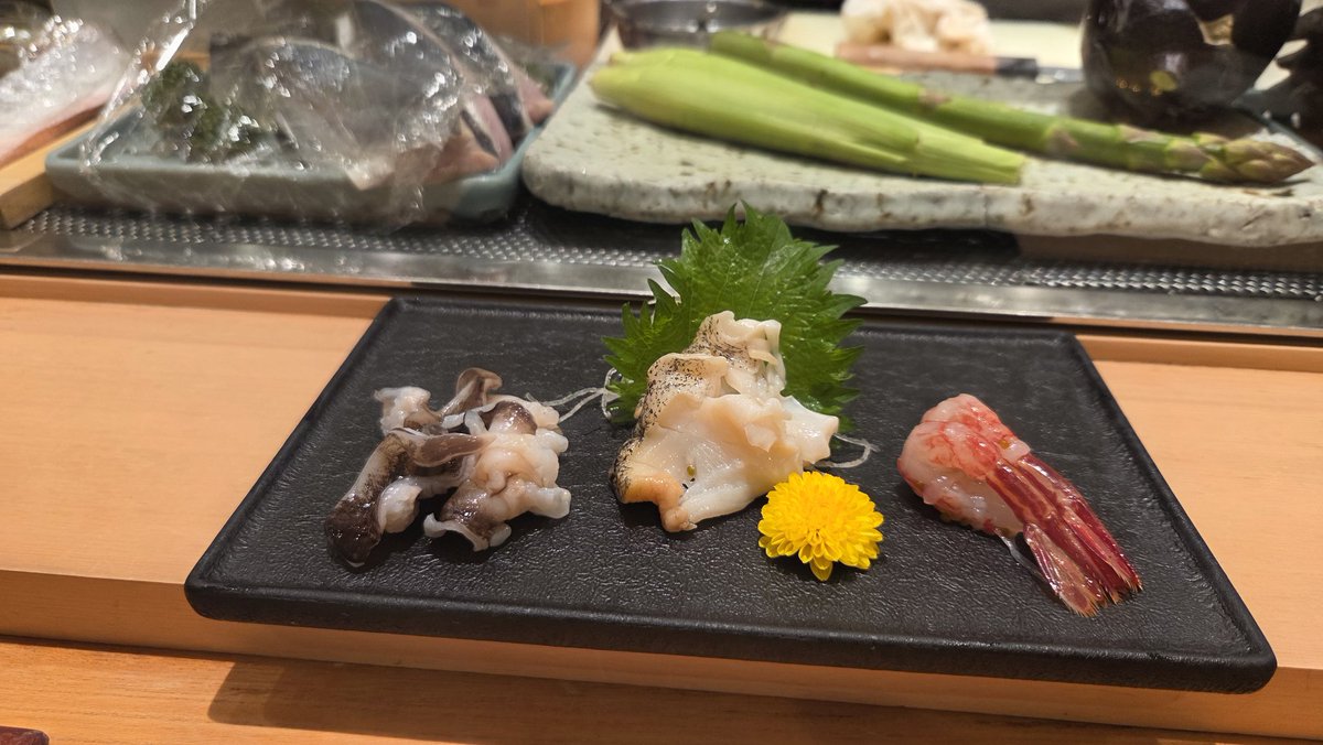 KaoruSumo's tweet photo. 娘とデート、奮発してカウンターでお寿司を頂きました。プレゼントもいただきて幸せな1日でした。#母の日#寿司 #魯山 https://t.co/SCFNy2nvl0