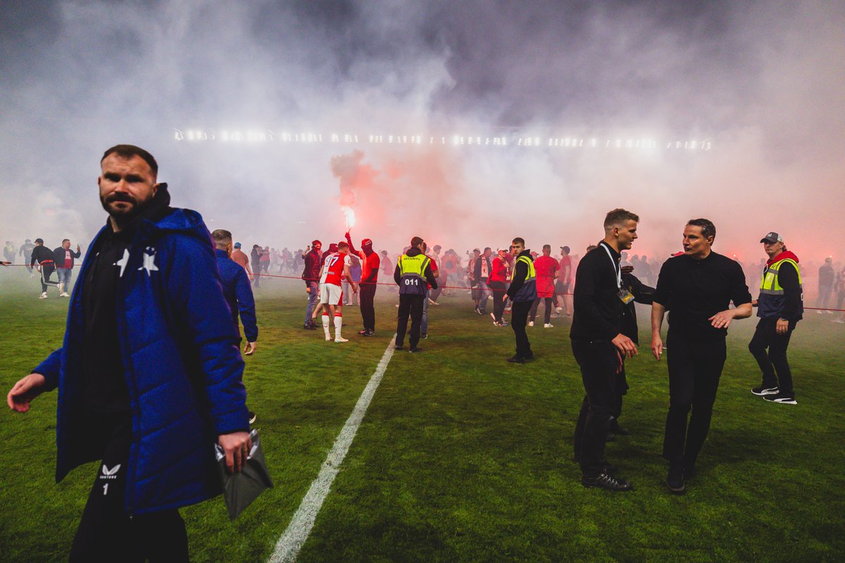 Doživotní zákaz vstupu

Představenstvo SK Slavia Praha udělilo doživotní zákaz vstupu do Fortuna Areny návštěvníkovi, který během derby neoprávněně vstoupil na hrací plochu a napadl Jakuba Surovčíka.

Dotyčný byl identifikován na základě kamerových záznamů a spolupráce