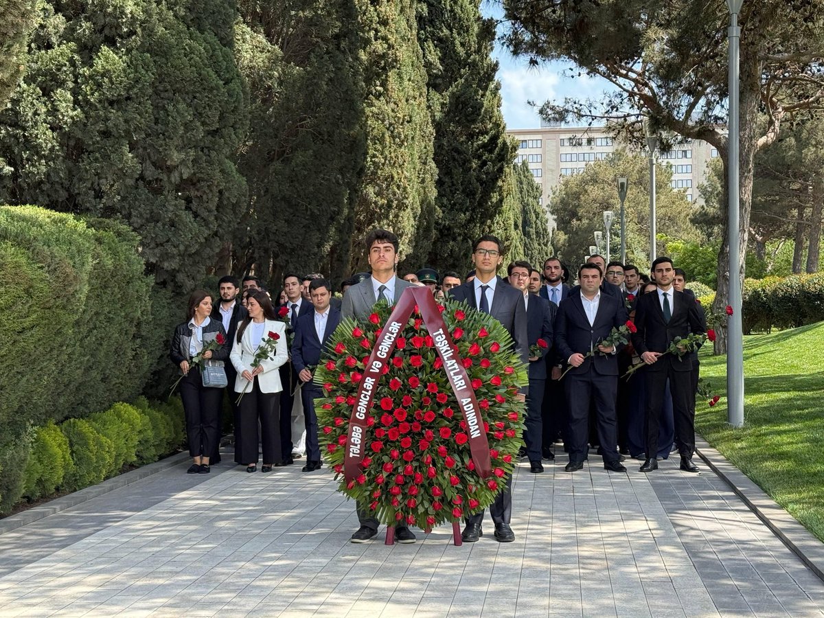 IMahmudzad35392's tweet photo. l Fəxri Xiyabanda Ümummilli lider Heydər Əliyevin məzarını ziyarət etdik

#HeydərƏliyev103 https://t.co/B24AtUlAMz
