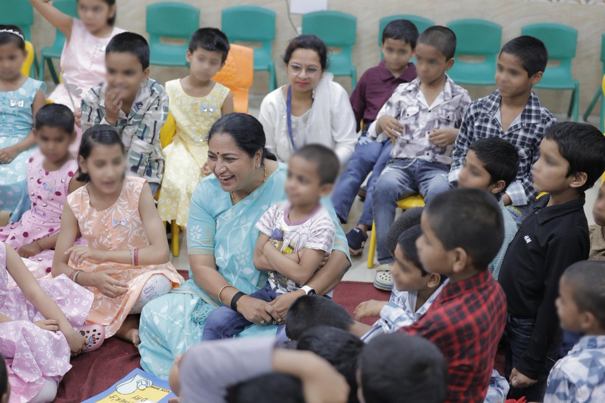 gupta_rekha's tweet photo. मातृ दिवस के अवसर पर आज लाजपत नगर स्थित “विलेज कॉटेज होम” में बच्चों के साथ कुछ बेहद आत्मीय और भावुक पल बिताए।

इन बच्चों की मुस्कान में सच्चा अपनापन है। उनके साथ बिताया हर क्षण सदैव मेरे साथ रहेगा। हर बच्चे को प्यार, सुरक्षा, अच्छी शिक्षा और परिवार जैसा अपनापन मिले, यही एक संवेदनशील समाज की पहचान है। 

दिल्ली सरकार ऐसे प्रत्येक बच्चे के जीवन में विश्वास, अवसर और उज्ज्वल भविष्य की नई रोशनी लाने के लिए निरंतर कार्य कर रही है।

#MothersDay