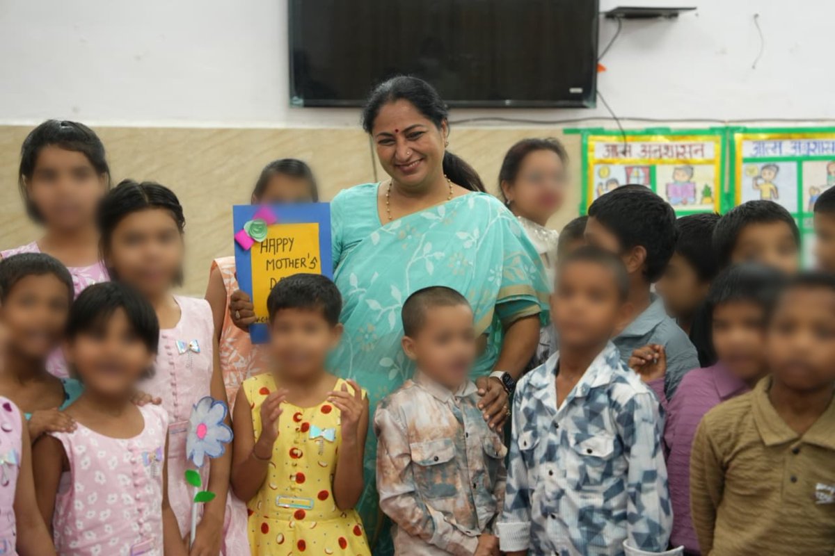 gupta_rekha's tweet photo. मातृ दिवस के अवसर पर आज लाजपत नगर स्थित “विलेज कॉटेज होम” में बच्चों के साथ कुछ बेहद आत्मीय और भावुक पल बिताए।

इन बच्चों की मुस्कान में सच्चा अपनापन है। उनके साथ बिताया हर क्षण सदैव मेरे साथ रहेगा। हर बच्चे को प्यार, सुरक्षा, अच्छी शिक्षा और परिवार जैसा अपनापन मिले, यही एक संवेदनशील समाज की पहचान है। 

दिल्ली सरकार ऐसे प्रत्येक बच्चे के जीवन में विश्वास, अवसर और उज्ज्वल भविष्य की नई रोशनी लाने के लिए निरंतर कार्य कर रही है।

#MothersDay