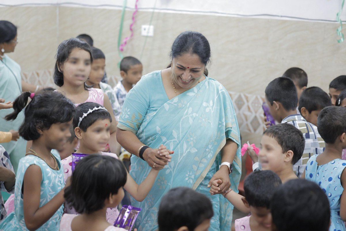 gupta_rekha's tweet photo. मातृ दिवस के अवसर पर आज लाजपत नगर स्थित “विलेज कॉटेज होम” में बच्चों के साथ कुछ बेहद आत्मीय और भावुक पल बिताए।

इन बच्चों की मुस्कान में सच्चा अपनापन है। उनके साथ बिताया हर क्षण सदैव मेरे साथ रहेगा। हर बच्चे को प्यार, सुरक्षा, अच्छी शिक्षा और परिवार जैसा अपनापन मिले, यही एक संवेदनशील समाज की पहचान है। 

दिल्ली सरकार ऐसे प्रत्येक बच्चे के जीवन में विश्वास, अवसर और उज्ज्वल भविष्य की नई रोशनी लाने के लिए निरंतर कार्य कर रही है।

#MothersDay