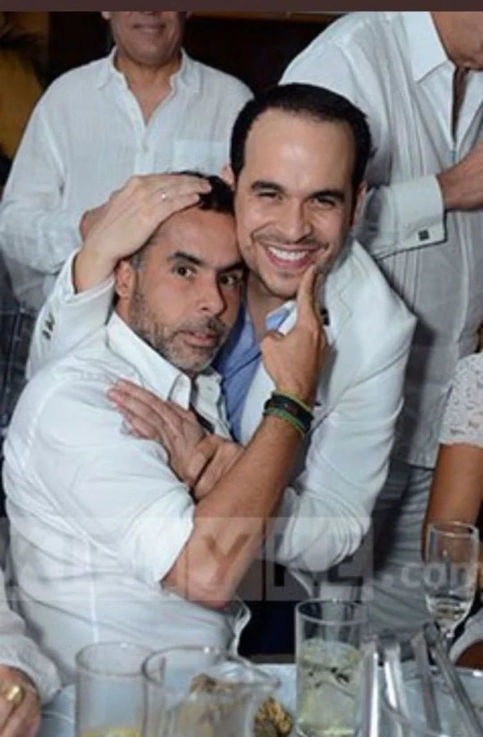 DanielSamperO's tweet photo. ¿En qué momento se perdió aquella amistad? Armandito y Abelardo, ¡únanse! ¡Ustedes unidos son imbatibles! ¡Les queda incluso la misma ropa, se la pueden turnar! ¡Y además no tienen que prestarse las medias, porque ninguno de los dos utiliza, par de pecuecas!

 #AsíSeRebajaElNivel
Léanla acá: https://t.co/LtYwLYXfGc