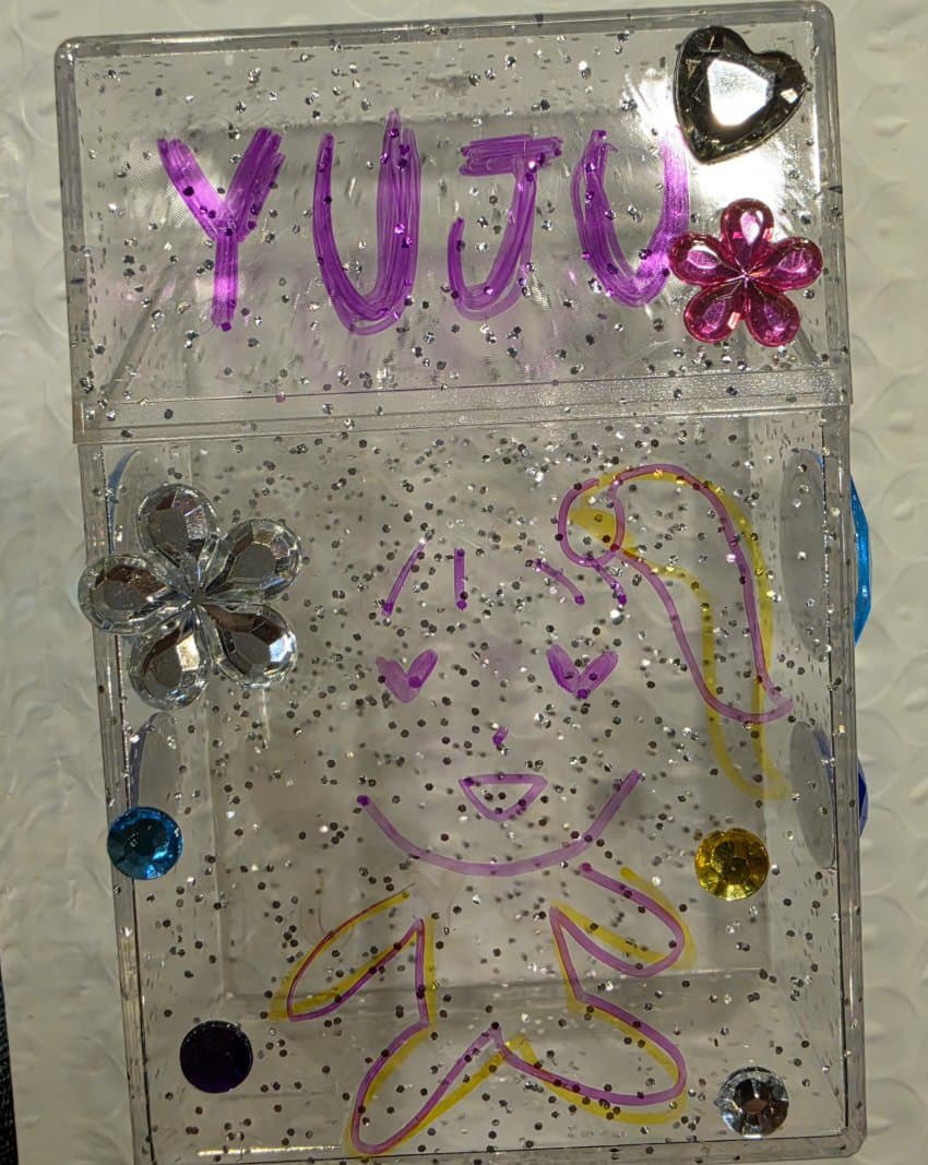 Ste_gOsH930's tweet photo. 260510 1st Music Fansign

the photocard case decorated by Yuju and also the polaroid

1. Yuju said it's orion style
2. Op asked her to draw her own face😂 (so cute)

cr: gfdcgall https://t.co/vzo3bRMInC