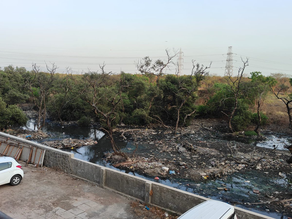 VVM400083's tweet photo. इमारत क्रमांक 164 कन्नमवार नगर आणि कलावती आई मंदिर मागील गाळ कधी साफ होणार @mybmc @mybmcWardS @AshwiniBhide @mybmcSWM @SunilRaut65 @FMEnvng @iGaneshNaik https://t.co/8cZvSV0QbH