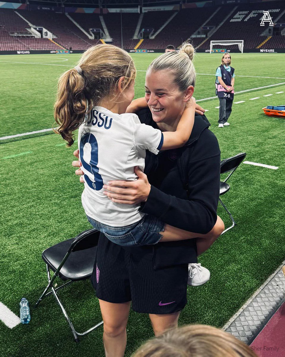 BackyardArsenal's tweet photo. Maya Sher, 10, Arsenal academy player, who met Alessia Russo after Euro 2022:

𝗪𝗵𝗲𝗻 𝗜 𝘄𝗮𝘁𝗰𝗵 𝘆𝗼𝘂 𝗻𝗼𝘄, 𝗜 𝗮𝗱𝗺𝗶𝗿𝗲 𝗵𝗼𝘄 𝘂𝗻𝘀𝗲𝗹𝗳𝗶𝘀𝗵 𝗮𝗻𝗱 𝗵𝗮𝗿𝗱-𝘄𝗼𝗿𝗸𝗶𝗻𝗴 𝘆𝗼𝘂 𝗮𝗿𝗲. 𝗬𝗼𝘂 𝗮𝗿𝗲 𝗻𝗼𝘁 𝗷𝘂𝘀𝘁 𝗮 𝗴𝗿𝗲𝗮𝘁 𝗽𝗹𝗮𝘆𝗲𝗿, 𝗯𝘂𝘁 𝗮 𝗹𝗼𝘃𝗲𝗹𝘆 𝗽𝗲𝗿𝘀𝗼𝗻 𝘄𝗵𝗼 𝗜 𝗮𝗹𝘄𝗮𝘆𝘀 𝘄𝗮𝗻𝘁 𝘁𝗼 𝗯𝗲 𝗮𝗿𝗼𝘂𝗻𝗱. 

𝗬𝗼𝘂 𝗮𝗹𝘄𝗮𝘆𝘀 𝗺𝗮𝗸𝗲 𝗮𝗻 𝗲𝗳𝗳𝗼𝗿𝘁 𝘄𝗶𝘁𝗵 𝗺𝗲 𝗮𝗻𝗱 𝗺𝘆 𝗯𝗿𝗼𝘁𝗵𝗲𝗿 𝗦𝗲𝗯𝗯𝘆, 𝗲𝘃𝗲𝗻 𝘄𝗵𝗲𝗻 𝘆𝗼𝘂 𝗱𝗼𝗻’𝘁 𝗵𝗮𝘃𝗲 𝗺𝘂𝗰𝗵 𝘁𝗶𝗺𝗲.

𝗜’𝗺 𝘀𝗼 𝗹𝘂𝗰𝗸𝘆 𝘁𝗼 𝗯𝗲 𝗮𝗿𝗼𝘂𝗻𝗱 𝗮𝗻 𝗮𝗺𝗮𝘇𝗶𝗻𝗴 𝗿𝗼𝗹𝗲 𝗺𝗼𝗱𝗲𝗹 𝗹𝗶𝗸𝗲 𝘆𝗼𝘂.