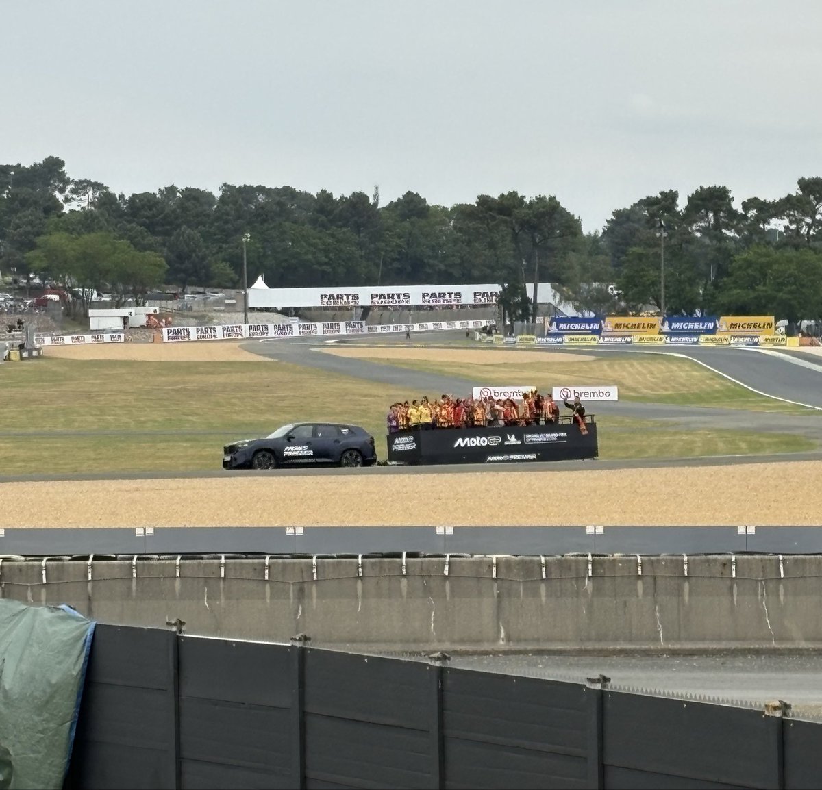 Valentinmdt's tweet photo. 🎉⚽️🏍️ Les joueurs du Mans FC célèbrent leur montée en Ligue 1 sur le circuit. Ils ont profité du Moto GP pour un défilé sur la piste avant le départ ! https://t.co/dnmAK49ZFJ