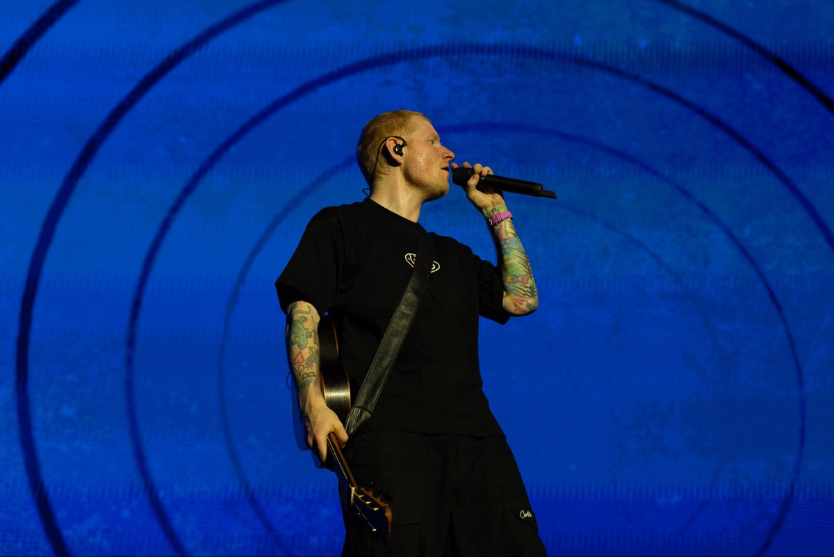 edsheeran's tweet photo. The Loop Tour is BACK 🩷 ¡Gracias, Santo Domingo! 🇩🇴

📸 @MarkSurridge https://t.co/AVbok6fepY