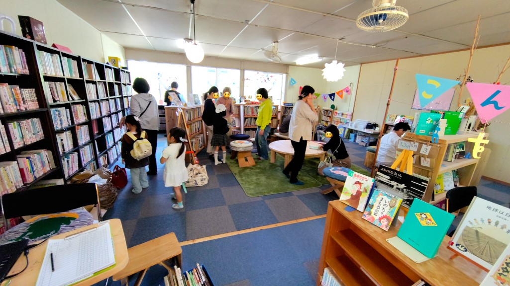 Daira_Chess's tweet photo. 今回は学区外の小学生が当チェスクラブのことをSNSで知り保護者の方と一緒に遊びに来てくれました。比叡平の子供たちとも、すぐにうちとけ良い勝負を展開。是非、また遊びに来てもらえると幸いです。 https://t.co/zFZ20U1daT