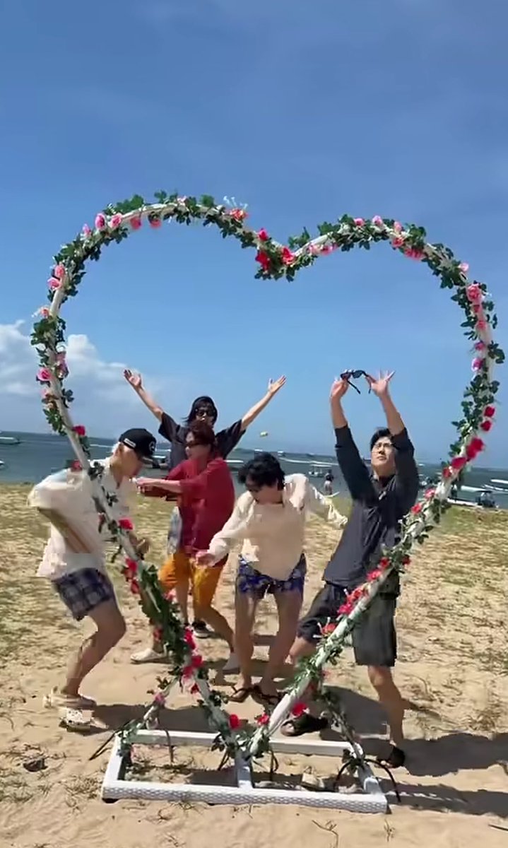 친｡◠‿◠｡🍑 tweet media