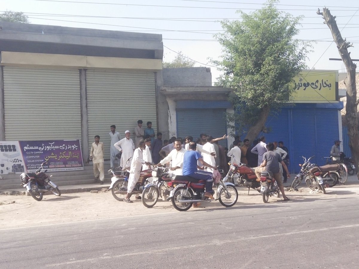 Studentkpr's tweet photo. انتہائی افسوسناک واقعہ پیش آیا، جہاں پیرا فورس کے ڈالے نے ایک موٹر سائیکل سوار کو ٹکر مار کر کچل دیا۔ حادثے کے فوراً بعد گاڑی وہاں سے فرار ہو گئی جبکہ زخمی شخص سڑک پر تڑپتا رہا۔ میرے پہنچنے تک ایک زخمی کو ہسپتال لے جایا جا چکا تھا لیکن دوسرا شخص ابھی بھی درد سے تڑپ رہا تھا۔ https://t.co/SxCkyJmj5u
