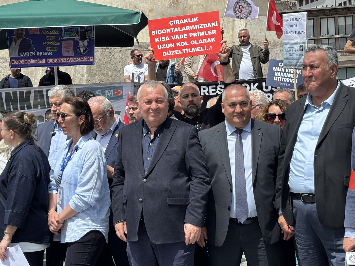EstSerkan16's tweet photo. Staj Çıraklık mağduruna sosyal medyada ekranlarda mitinglerde sonsuz destek veren Kıymetli vekillerim @cenginyurt52 ve Sayın 
@fethigurer bey çıraklık mağduru olarak sizlere ve partiniz 
@herkesicinCHP ye  saygılarımı sunuyorum

 #StajyerÇırakDiyorki
#SaraylarSizinUlusBizim https://t.co/UEgIpjBgKo