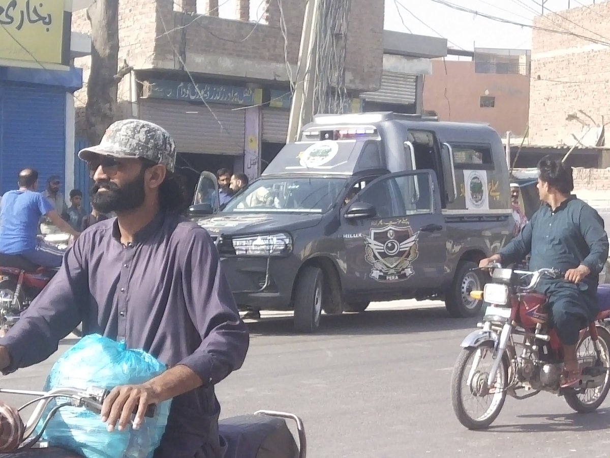 Studentkpr's tweet photo. انتہائی افسوسناک واقعہ پیش آیا، جہاں پیرا فورس کے ڈالے نے ایک موٹر سائیکل سوار کو ٹکر مار کر کچل دیا۔ حادثے کے فوراً بعد گاڑی وہاں سے فرار ہو گئی جبکہ زخمی شخص سڑک پر تڑپتا رہا۔ میرے پہنچنے تک ایک زخمی کو ہسپتال لے جایا جا چکا تھا لیکن دوسرا شخص ابھی بھی درد سے تڑپ رہا تھا۔ https://t.co/SxCkyJmj5u