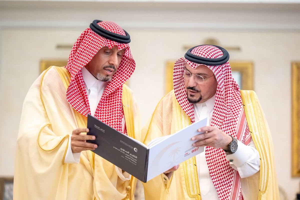 EmarahAlQassim's tweet photo. أشاد سموه بما تضمنه التقرير من مؤشرات إسعافية وخدمات ميدانية، حيث بلغ مؤشر الرضا 97٪، إلى جانب تسجيل أكثر من 72,460 بلاغًا إسعافيًا، ووجود 14 مهبطًا جويًا، وتسجيل 398 بلاغًا عبر الإسعاف الجوي..

سمو #أمير_منطقة_القصيم يستقبل مدير فرع هيئة الهلال الأحمر السعودي بالمنطقة ، يتسلّم التقرير السنوي للفرع .