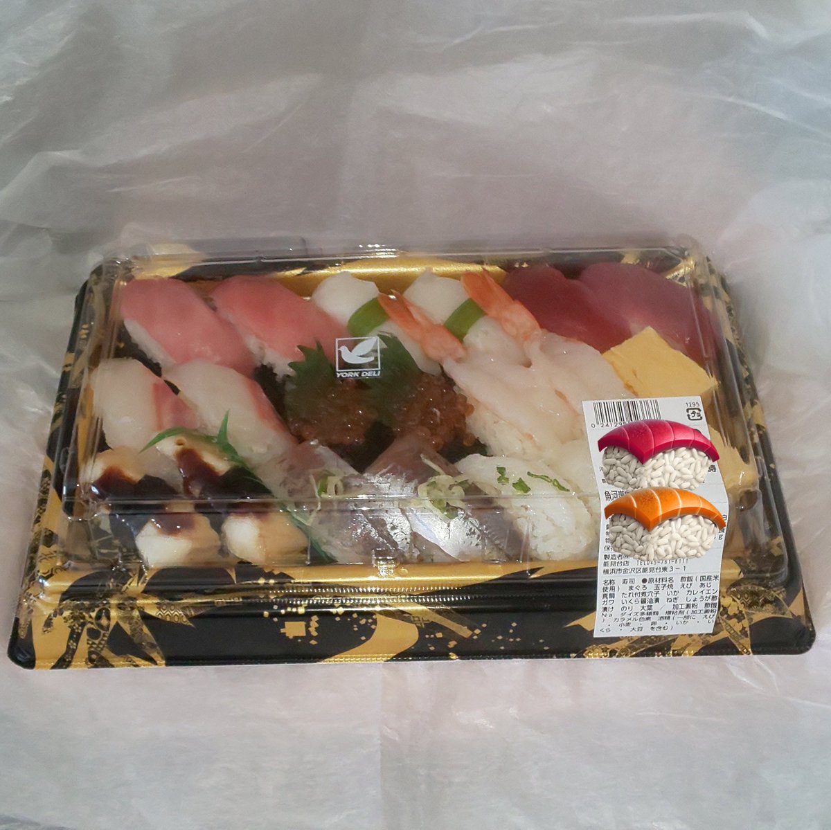 To31163830's tweet photo. 母の日の夕御飯🎵

お寿司🍣
銀座コージーコーナーの「���ーズケーキ」と「ガーナチョコのチーズケーキ」を🎵

母に感謝😊 https://t.co/zxRnglZqaR
