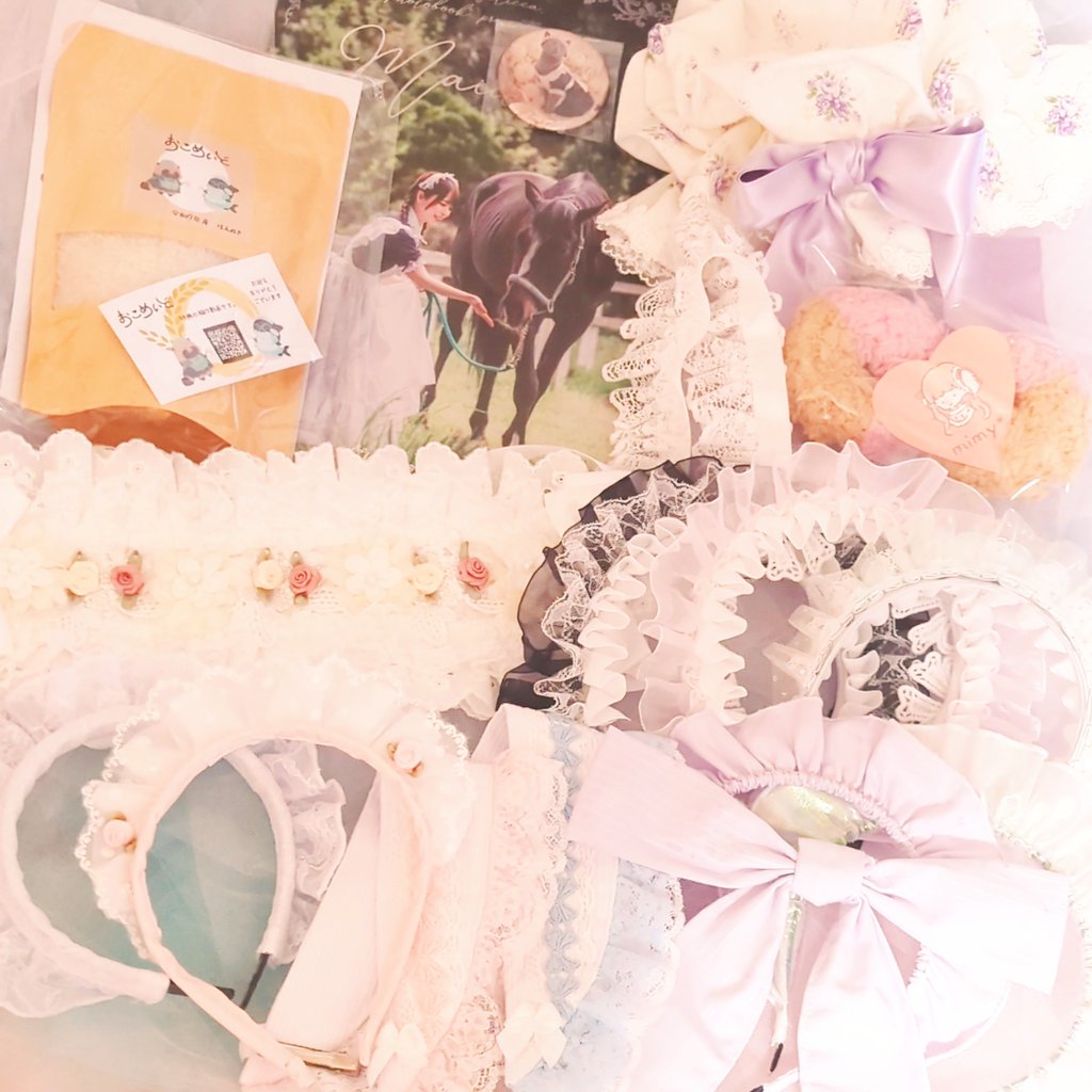 #メイド博 戦利品🎀✨
たくさんのカチューシャとヘッドドレスとリボンとお馬さんとメイドさんの写真集にめいど米などなど...幸せ🩷